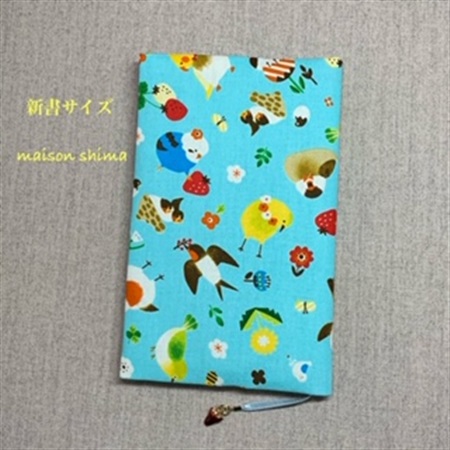 布製ブックカバー 新書サイズ「トリとイチゴ(水色)」