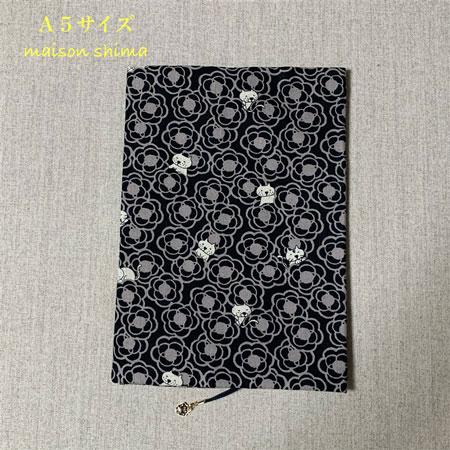 布製ブックカバー Ａ５サイズ「花とにゃんこ(黒)」