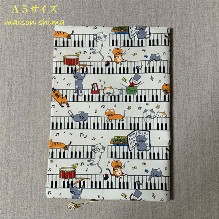 布製ブックカバー Ａ５サイズ「ピアノとにゃんこ(キナリ)」